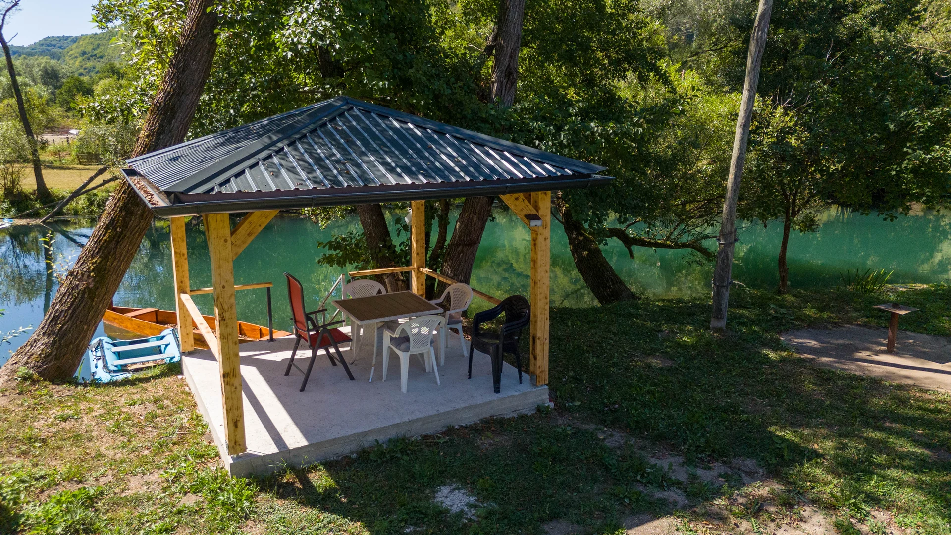 Pavillon mit Sitzplätzen im Garten an der Pliva