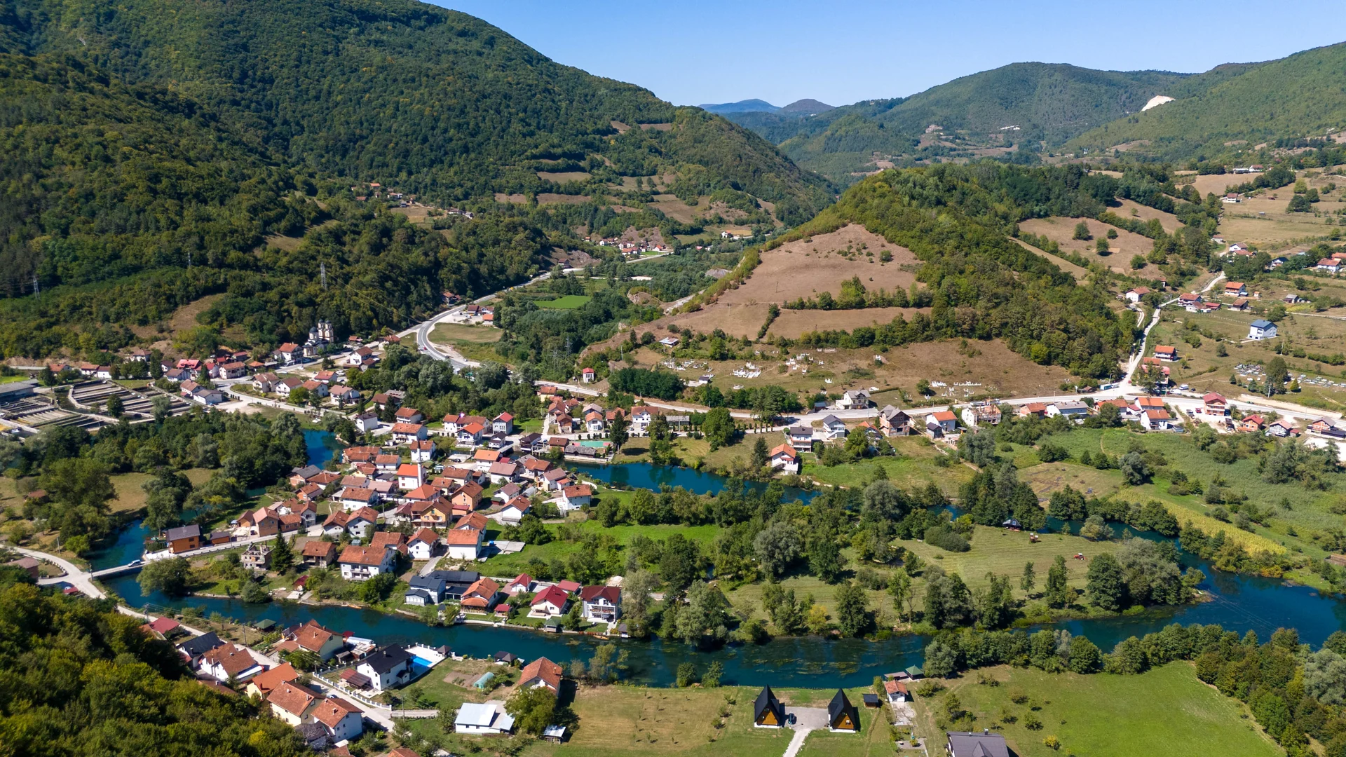 Jezero, die Pliva und bewaldete Berge aus der Luft