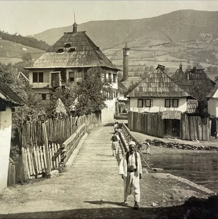 Historische Ansicht von Jezero um 1910: Brücke, Häuser und Moschee im Pliva-Tal