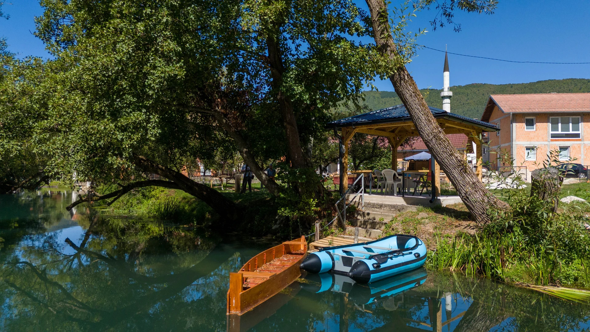 Riverside: Blick auf das private Flussufer und den Garten