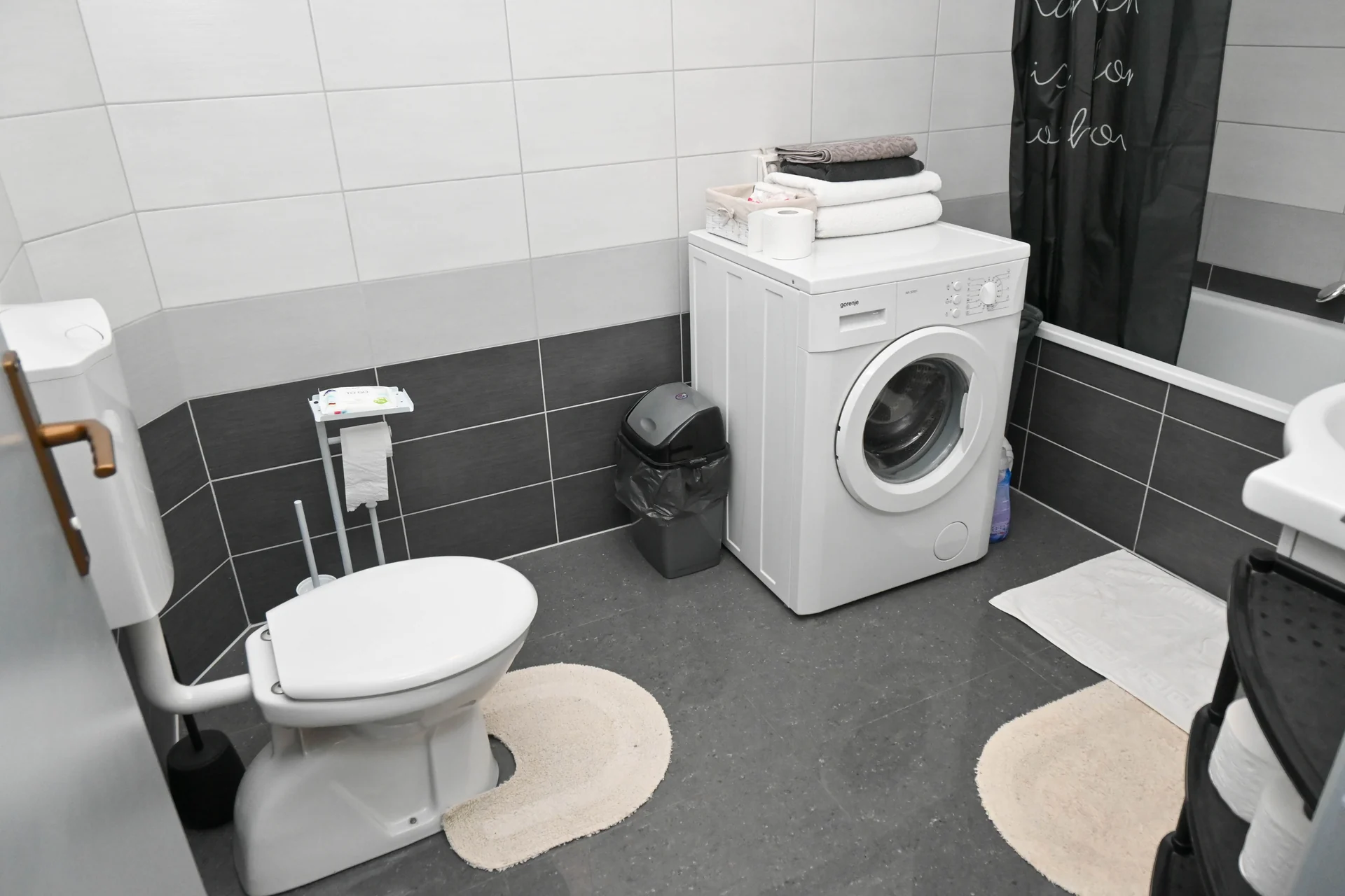 Riverside: Badezimmer mit Dusche und Waschmaschine