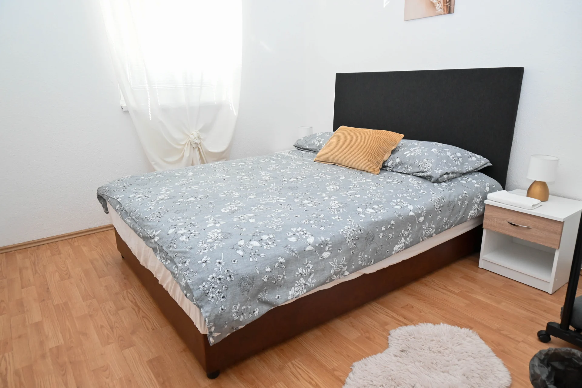 Riverside: Schlafzimmer mit Doppelbett und hellem Fenster