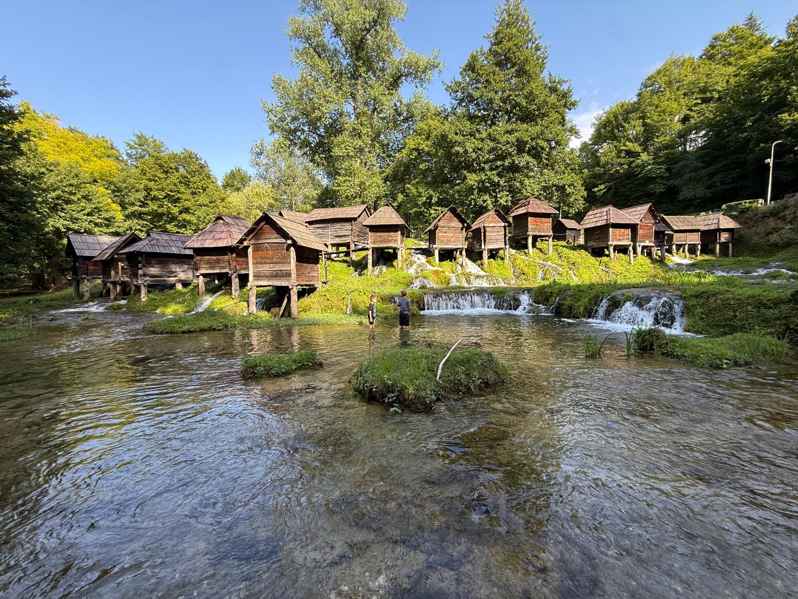 Historische hölzerne Wassermühlen an den Pliva-Seen
