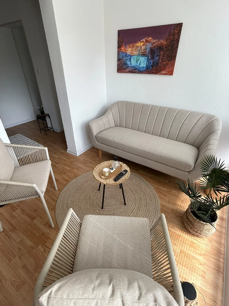 Panorama: Sofa und Sessel mit kleinem Beistelltisch
