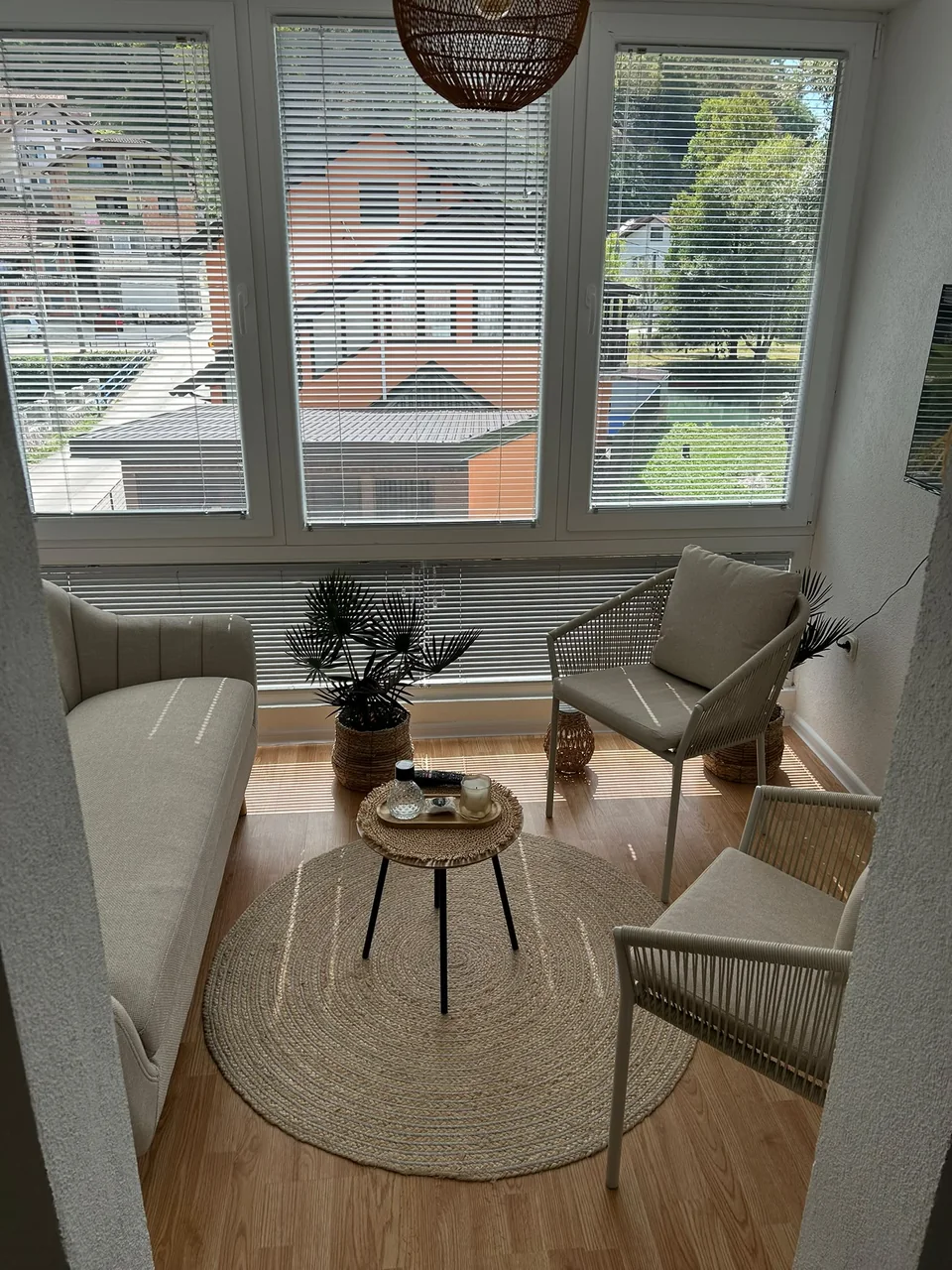 Panorama: Sitzecke mit Sofa und Sesseln an den großen Fenstern