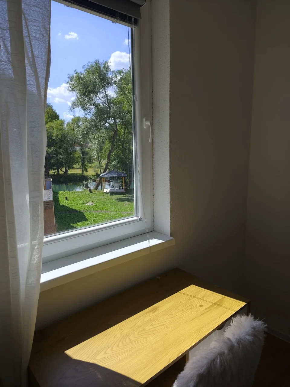 Panorama: Arbeitsplatz mit Blick auf Garten, Pavillon und Pliva