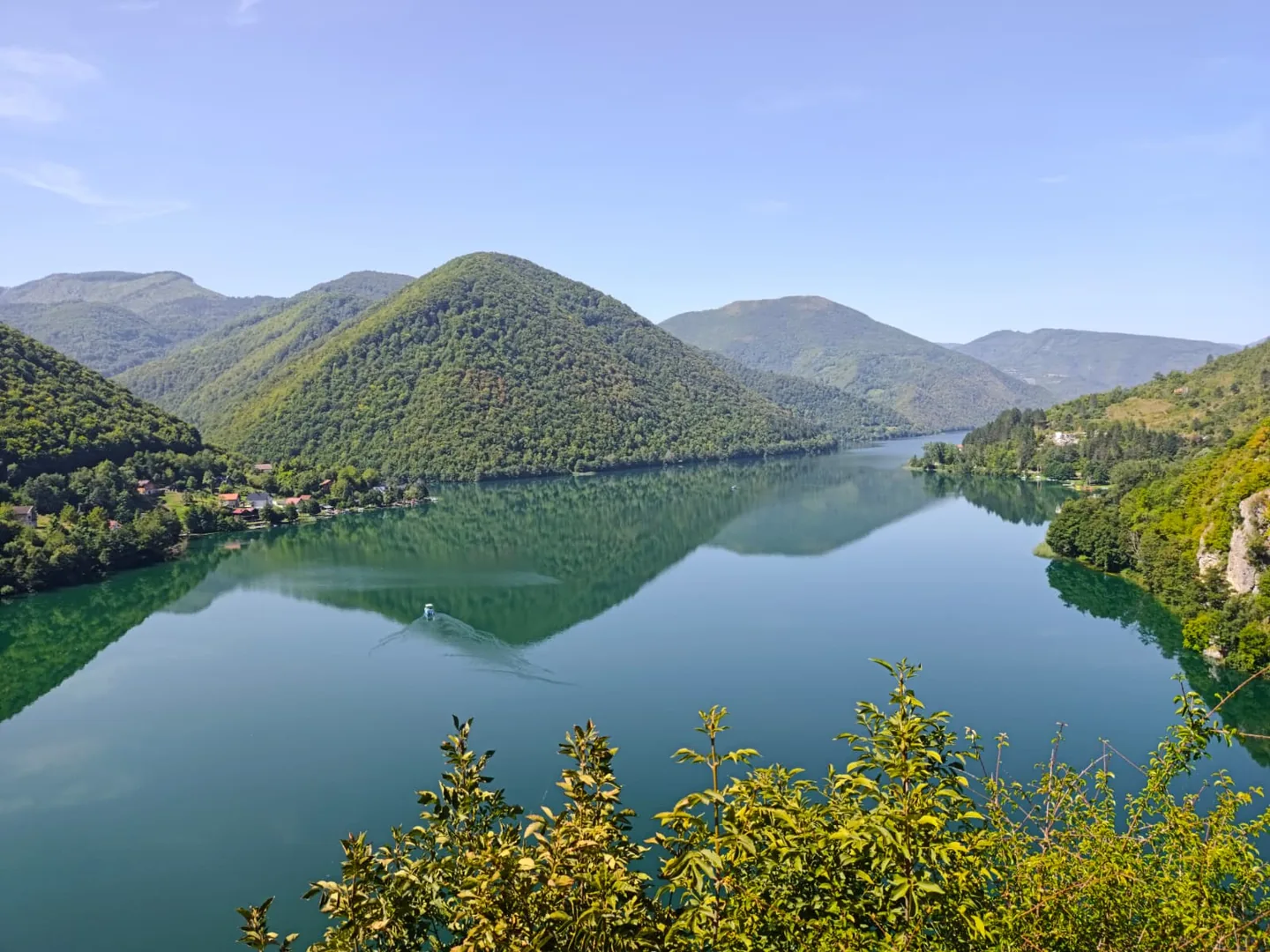 See und bewaldete Berge in der Pliva-Region